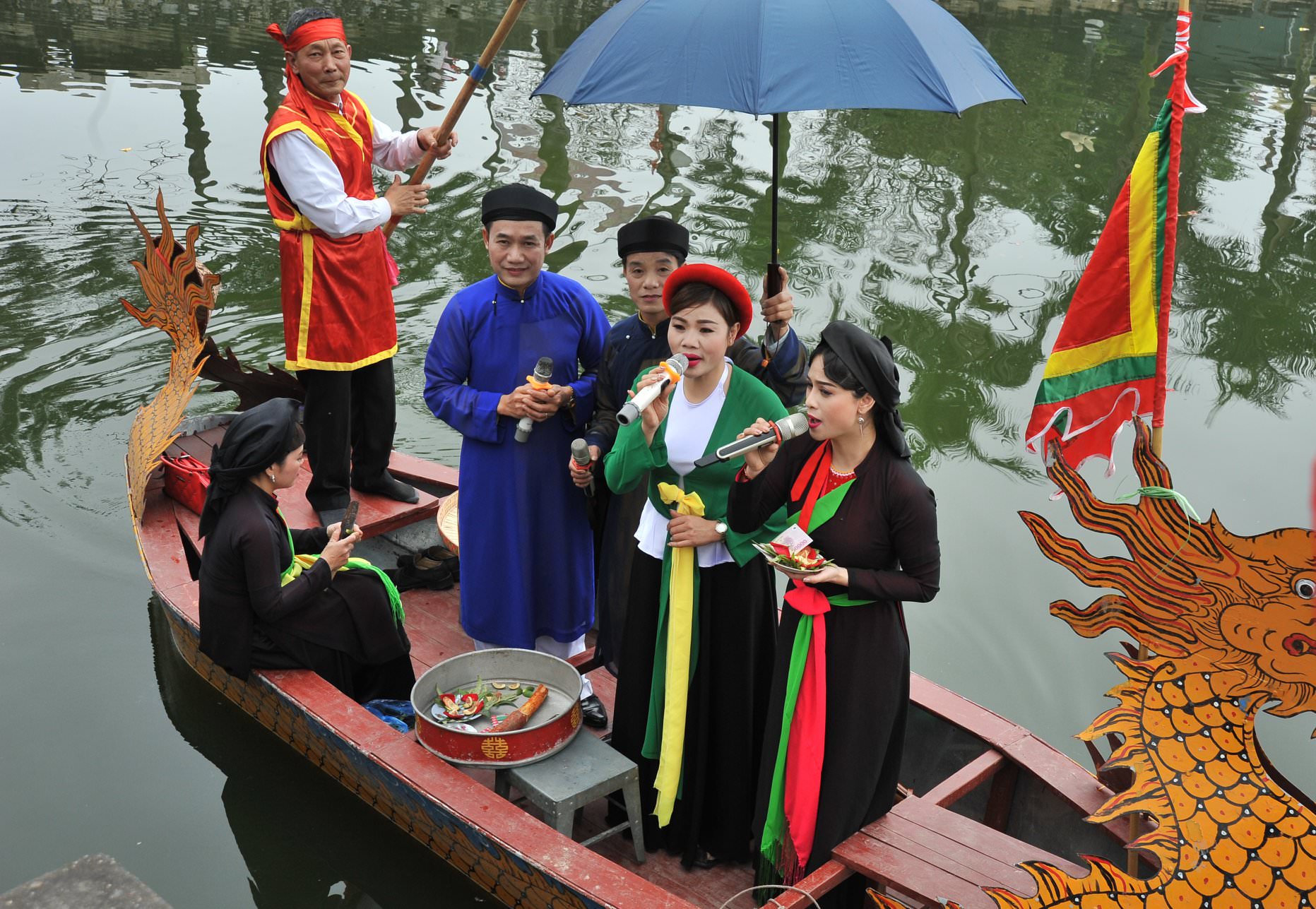 Memperkenalkan lagu-lagu rakyat “Quan họ“