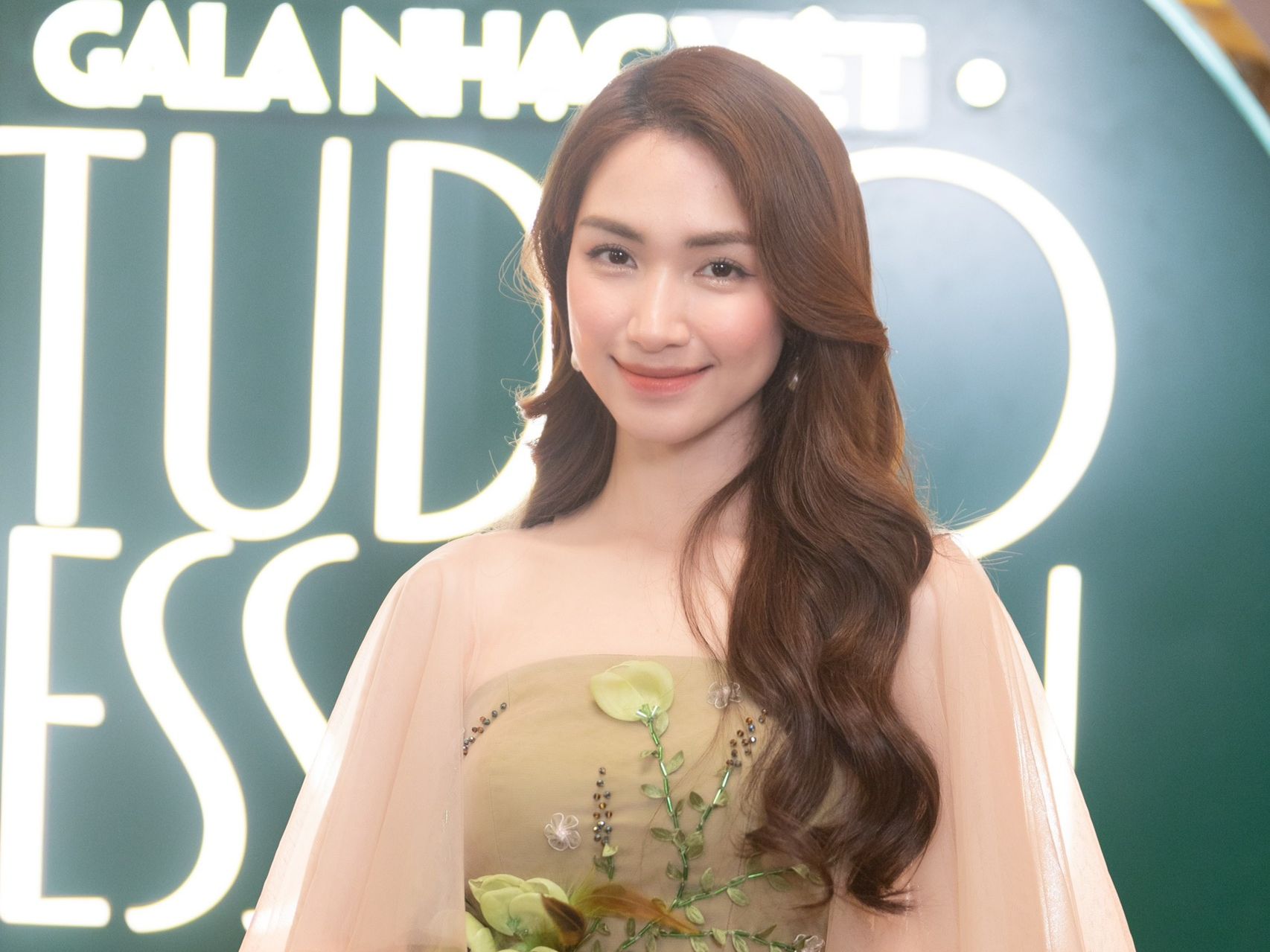 Lagu-Lagu Hit yang Mengangkat Nama Penyanyi Hoa Minzy di Hati Publik Pecinta Musik