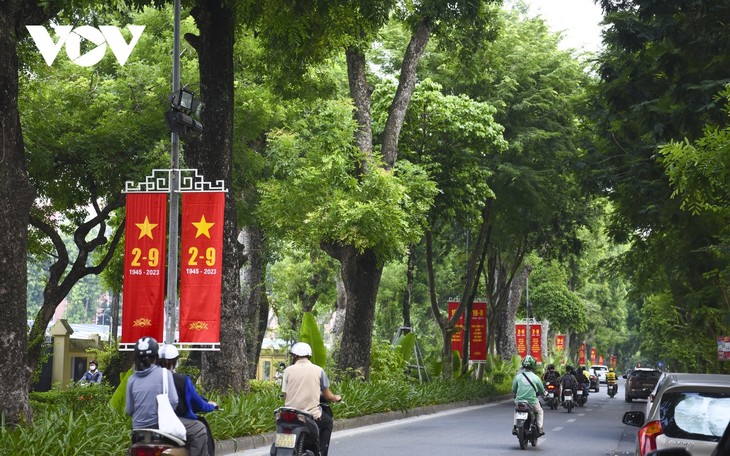 Jalan-Jalan di Kota Hanoi Diwarnai dengan Warna Merah Cerah untuk Merayakan Hari Nasional 2 September
