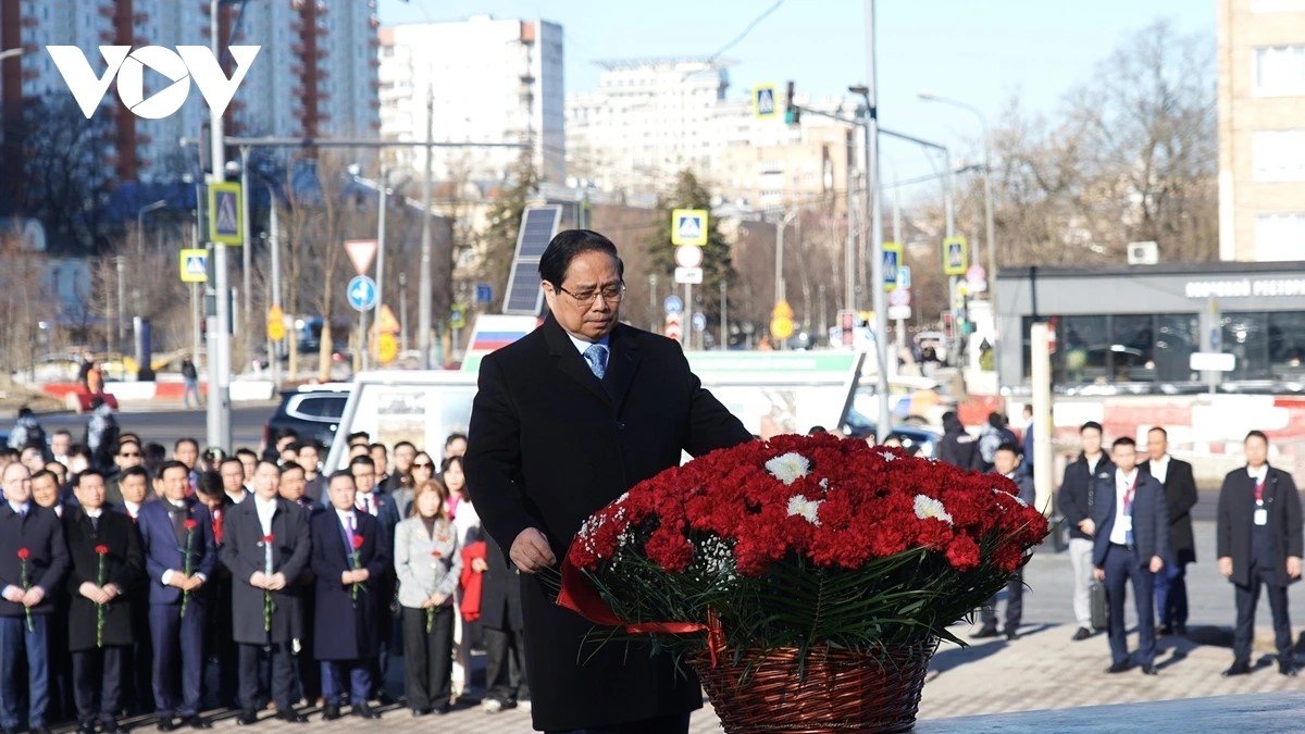 PM Pham Minh Chinh Letakkan Karangan Bunga di Tugu Monumen Presiden Ho Chi Minh