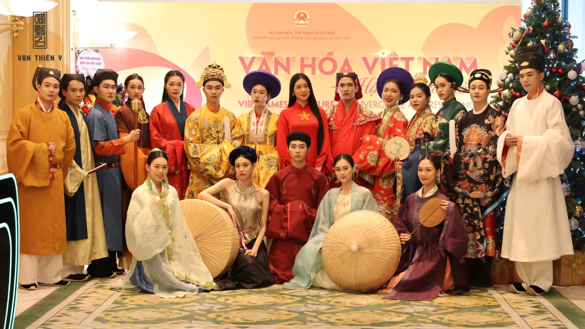 Perjalanan Kembali ke Busana Tradisional Vietnam dari Para Desainer Muda