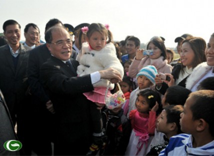 Встреча спикера вьетнамского парламента с избирателями уезда Батьлонгви