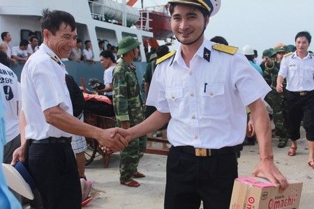 Новогодние подарки с материка доставлены на остров Тиен Ны