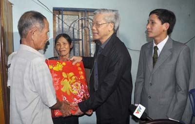 В связи с Тэтом руководители Партии и Государства посетили местные районы