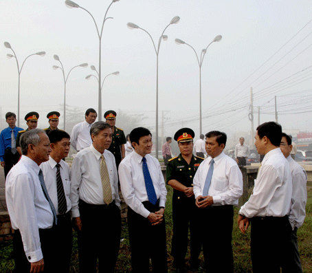 Президент СРВ поздравил партком и жителей провинции Лонган с Новым годом