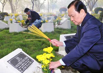 Делегация руководителей города Хошимин посетила городское кладбище павших солдат