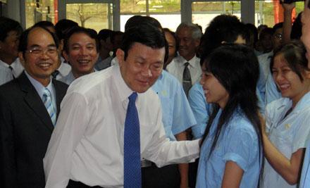 Президент Чыонг Тан Шанг посетил и поздравил жителей провинции Донгнай с Тэтом