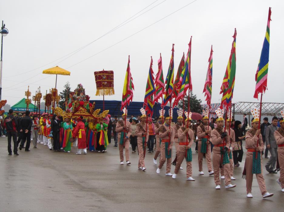 В провинциях и городах страны продолжают проходить разные праздники