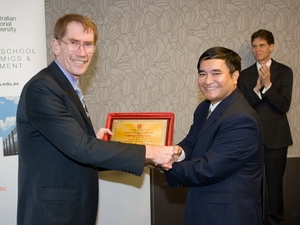 Вьетнам вручил памятную медаль «За вклад в образование» ректору АГУ