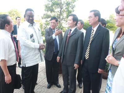 Вице-президент Анголы посещает южновьетнамские провинции