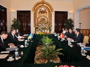 Переговоры между министрами иностранных дел Вьетнама и Украины