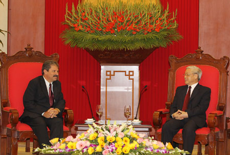 Генеральный секретарь ЦК КПВ Нгуен Фу Чонг принял секретаря ЦК Компартии Кубы