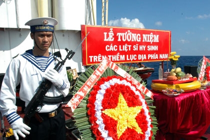 Церемония почтения памяти солдат, павших за Родину на островах Чыонгша