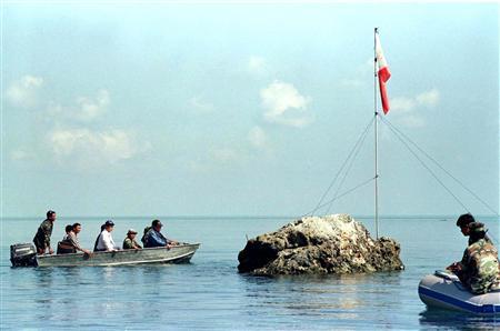 Филиппины ввели запрет на рыбалку у подводной скалы Шкарборо