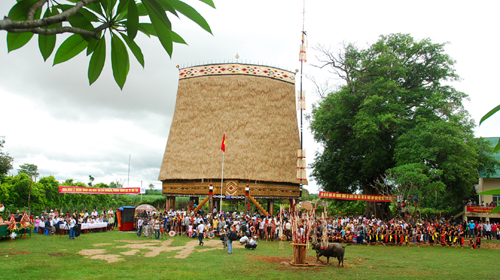 Реставрация домов «ронг» и строительство новой деревни в провинции Контум