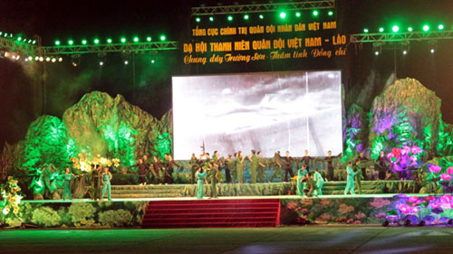 Праздничный вечер для молодежи вьетнамской и лаосской армий