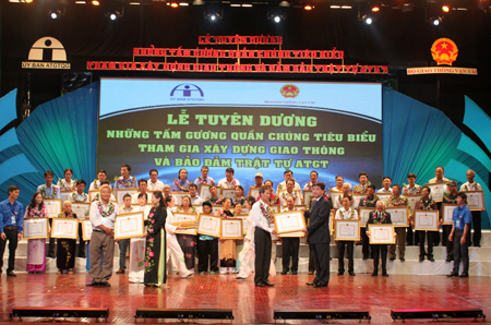 Чествование активистов Движения за создание транспортной системы и...