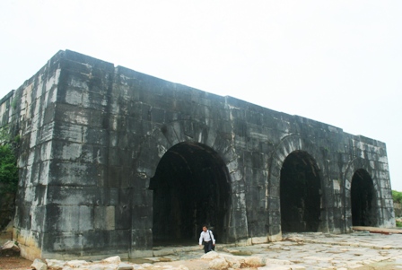 Цитадель династии Хо продолжает привлекать большое количество туристов