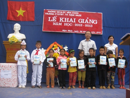 Церемония вручения стипендии детям малоимущих семей провинии Иенбай