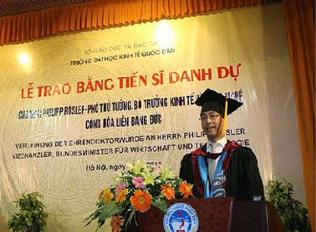 Вручен диплом почётного доктора наук вице-канцлеру ФРГ Филиппу Рёслеру