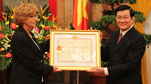 Президент Чыонг Тан Шанг вручил орден Хо Ши Мина Раймону Обрасу