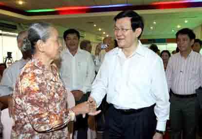 Президент Чыонг Тан Шанг встретился с избирателями 4-го района г.Хошимина