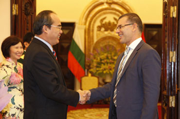 Вице-премьер Нгуен Тхиен Нян принял вице-премьера, министра финансов Болгарии