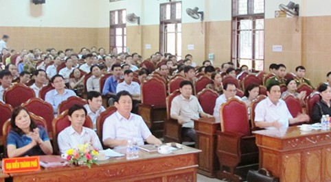 Секретарь парткома города Хошимина встретился с избирателями 5-го района