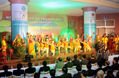 Открылась сельскохозяйственная и торговая ярмарка дельты Красной реки - 2012