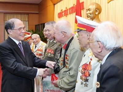 Нгуен Шинь Хунг встретился с представителями отдела связистов столичного полка