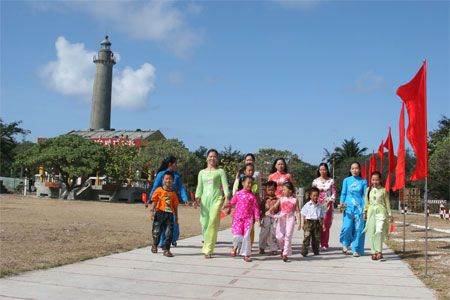 Кханьхоа увеличивает количество медработников и учителей для уезда Чыонгша