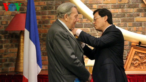 Вручена медаль Дружбы французскому профессору Мишелю Гиллоу