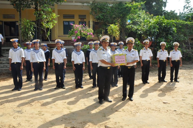 Переданы подарки военослужащим на островах на юго-западных морских акваториях