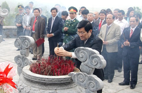 Президент СРВ зажёг благовония в память покойных руководителей ЦК КПВ
