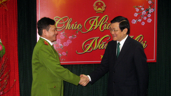 Президент СРВ поздравил силы общественной безопасности с Новым годом