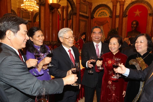 Генсек ЦК КПВ поздравил действующих и бывших руководителей страны с Новым годом