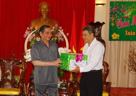 Руководители Вьетнама поздравили армию и народ с наступающим Новым годом