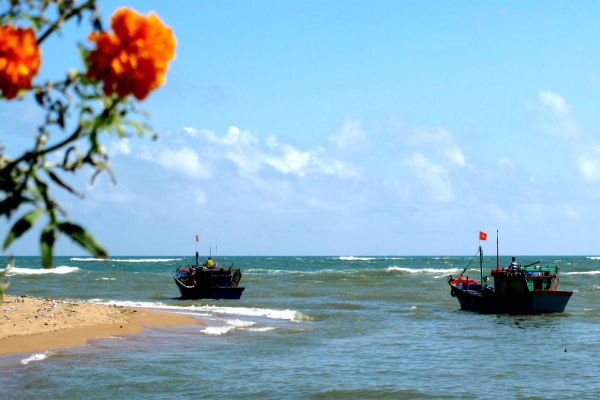 Десятки рыболовных судов в провинции Кханьхоа отправились в море