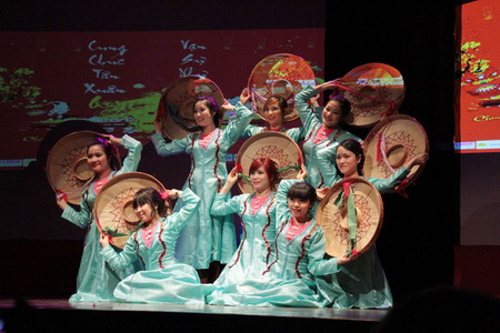 Программа «Привет Весне 2013» Союза вьетнамских студентов во Франции