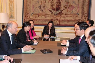 Глава МИД Вьетнама находится во Франции с официальным визитом