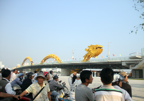 В городе Дананге состоялись церемонии открытия новых мостов через реку Хан