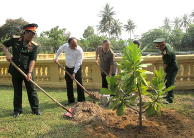 Вице-премьер Нгуен Суан Фук провел рабочую встречу с Командованием 5-го военного округа