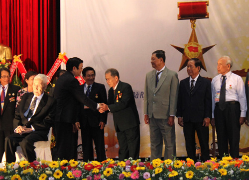 Вручение звания «Герой народных вооруженных сил» бойцам-бывшим узникам тюрьмы Кондао