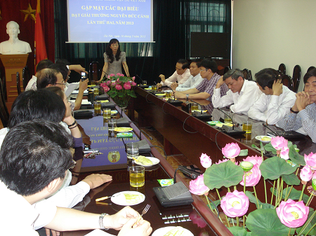Встреча с рабочими, удостоенными премии Нгуен Дык Каня