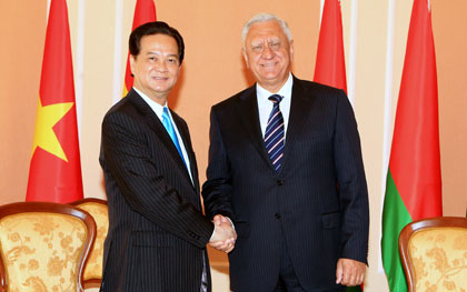 Переговоры между премьер-министром Нгуен Тан Зунгом и его белорусским коллегой