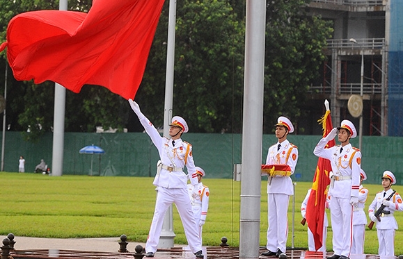 Церемония поднятия флага в Ханое одновременно с той же на Чыонгша