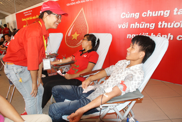 В провинциях и городах Вьетнама развертывается кампания «Добровольная сдача крови летом 2013 г.