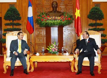 Вице-премьер Вьетнама Нгуен Суан Фук принял вице-премьера Лаоса