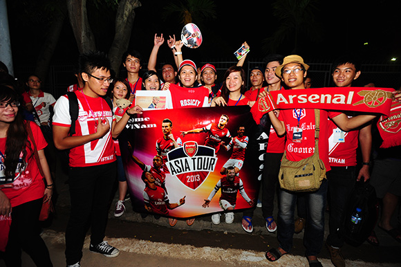 Вьетнамские болельщики приветствовали приезд в страну игроков футбольного клуба Арсенал