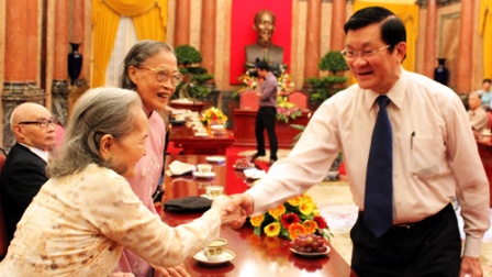 Президент СРВ встретился с бывшими бойцами партизанского отряда «Вьетминь»